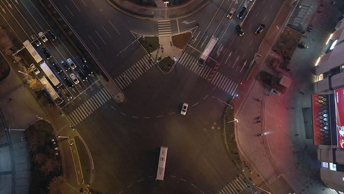 4K航拍青岛市区夜景城市道路车流实拍视频