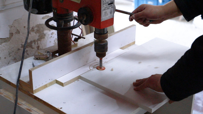 实拍木工用钻孔机给木板打孔