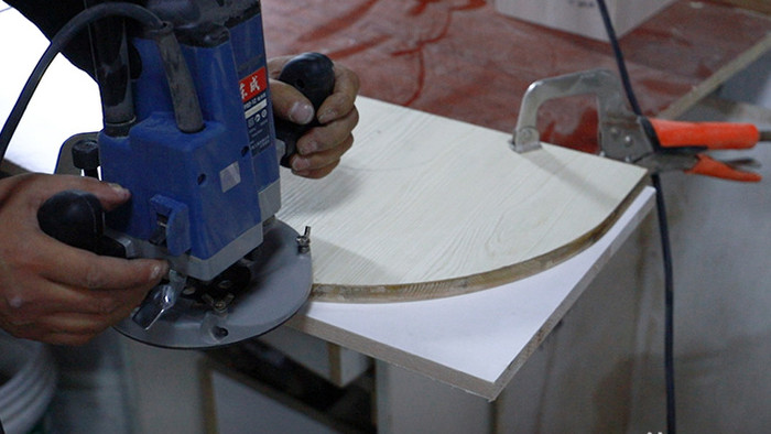 实拍工人用切割机切木板