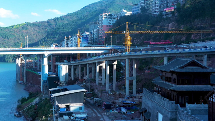 4K航拍长江边桥梁建筑工程施工塔吊实拍