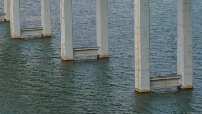 4K实拍云阳长江大桥桥墩桥下船只经过视频