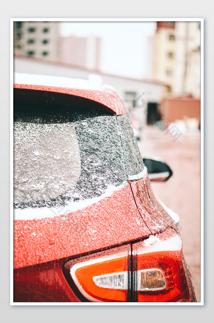 雪后的红色汽车尾灯摄影图图片图片