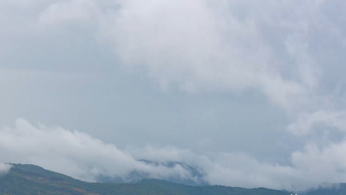 云雾缭绕山间自然生态环境实拍延时摄影视频