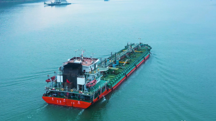 4K航拍长江货船能源船运送石油天然气