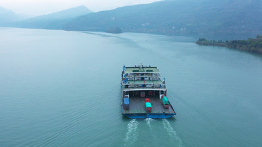 4K航拍长江巨型渡船拉卡车渡江