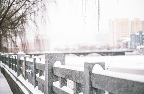 冬天下雪后大雪覆盖的石头栏杆摄影图图片