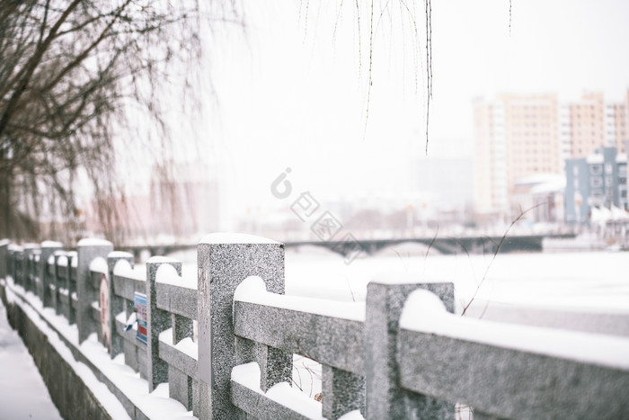 冬天下雪后大雪覆盖的石头栏杆摄影图图片