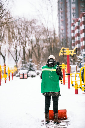 大雪下雪中工作的城市环卫工人摄影图