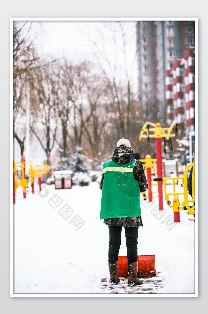 大雪下雪中工作的城市环卫工人摄影图
