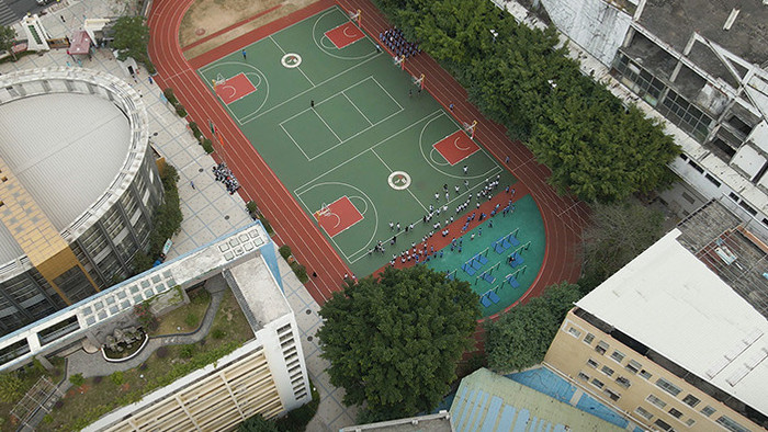 4K深圳学校操场上体育课的学生航拍