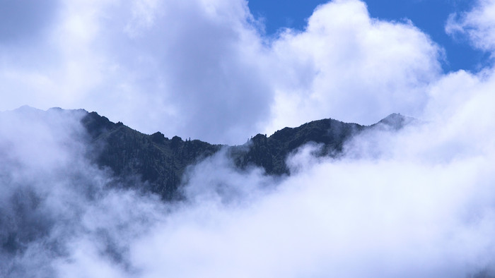 蓝天白云云雾缭绕的青山