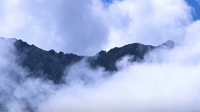 蓝天 白云 云雾缭绕的青山