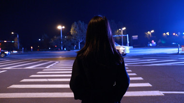 夜晚街头女生背影照片图片