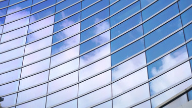 8公里实拍建筑玻璃窗格反射天空蓝天白云延时