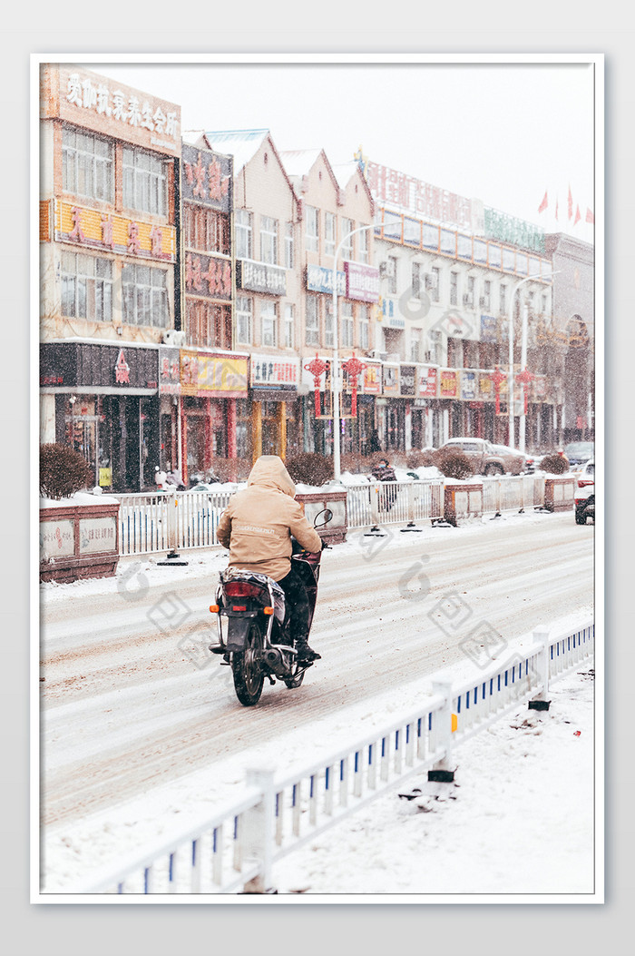 城市大雪中骑摩托车的行人实拍摄影图图片图片