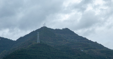 4K延时巍峨大山山顶雨雾弥漫电力铁塔实拍