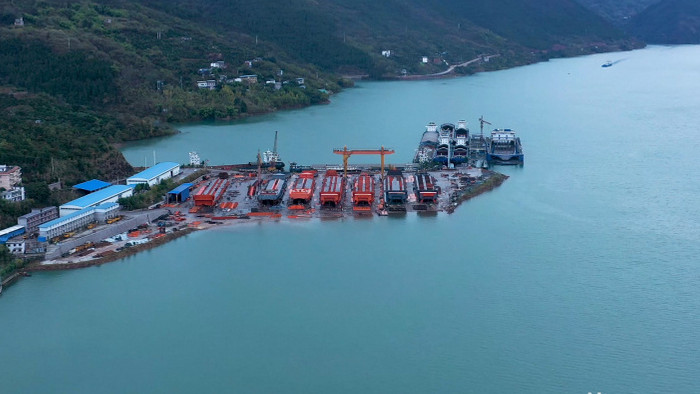 4K航拍长江港口造船厂码头工业工厂实拍