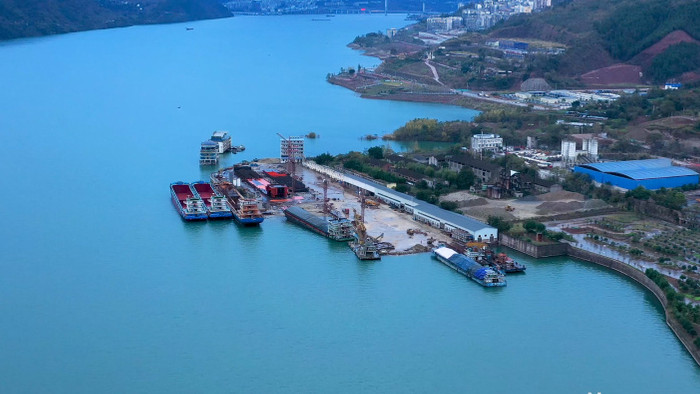 4K傍晚航拍长江港口修补船码头电焊施工