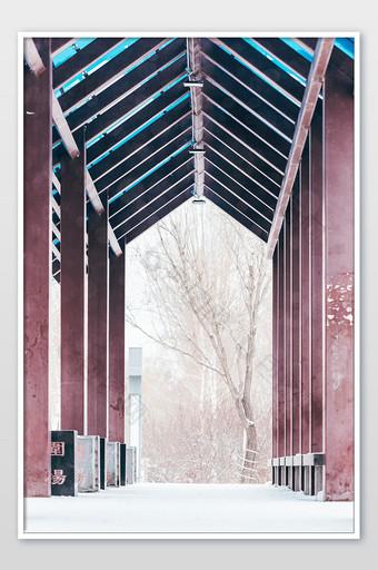 冬天雪后的复古亭子摄影图图片