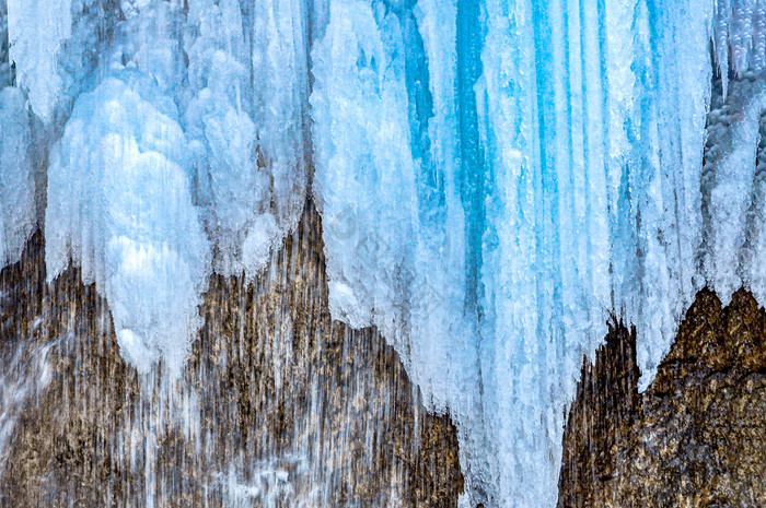 寒冷的冬天冰川冰挂图片