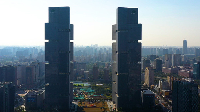 震撼郑州绿地双子塔高楼建筑航拍视频