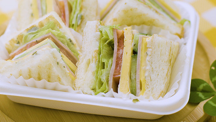 4k清新餐桌上的三明治面包特写实拍