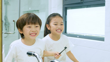 4k小孩刷牙对着镜子做鬼脸嬉戏玩耍