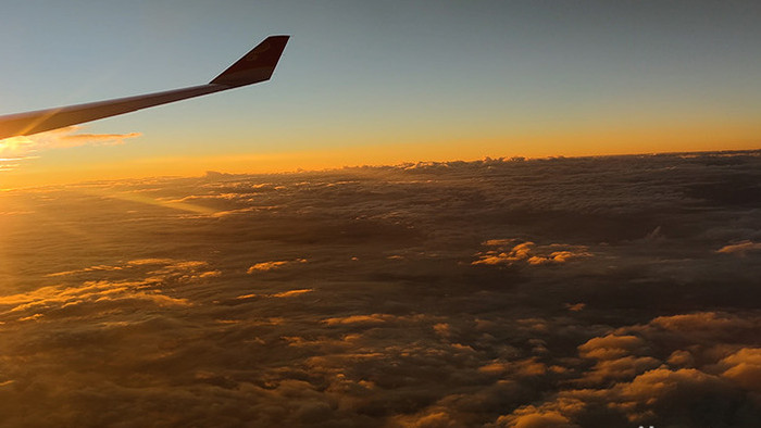 实拍飞机窗外的夕阳和云层