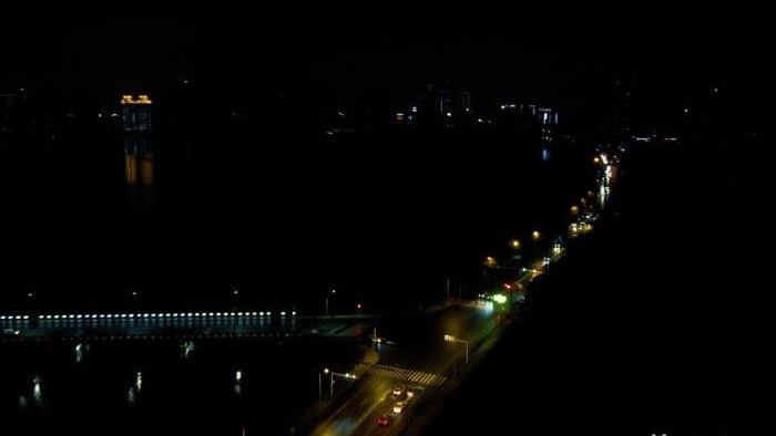 武汉南湖大道下班高峰期夜景车流实拍
