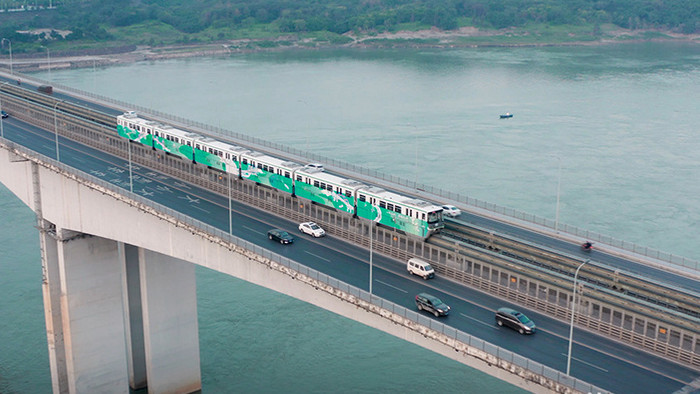 航拍重庆鱼洞长江大桥行驶的轻轨与车辆