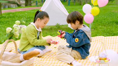 4k户外郊游儿童在草坪上玩玩具实拍