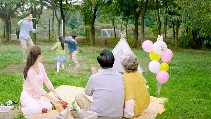 4k户外一家人开心野餐玩耍郊游实拍
