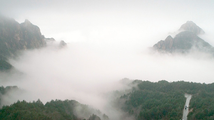 航拍安徽黄山云雾缭绕的山峰