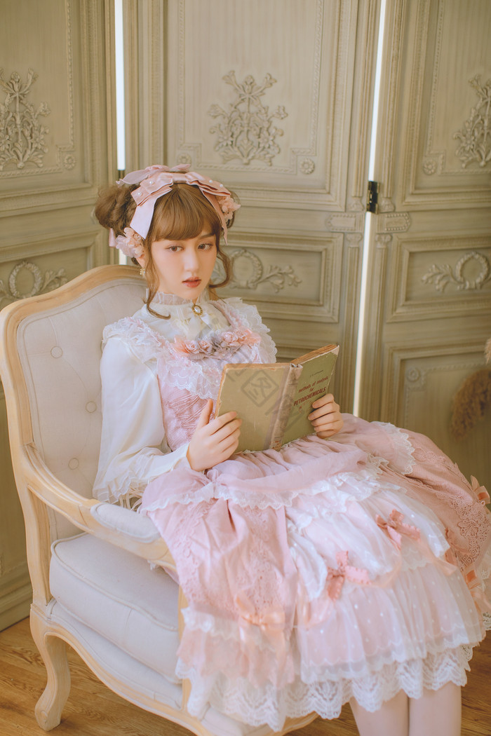 正在看书的洛丽塔女孩