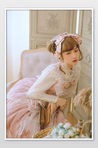 在椅子上趴着的洛丽塔女孩