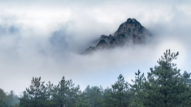 延时摄影云雾中的山峰