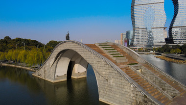 杭州市滨江公园湖面拱桥航拍4k视频