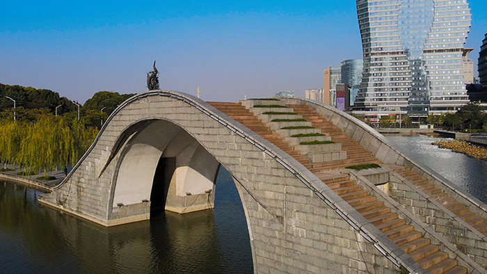 杭州市滨江公园湖面拱桥航拍4k视频