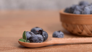 微距新鲜水珠蓝莓果实