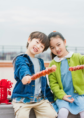 欢乐喜庆男女童拿糖葫芦摄影图片