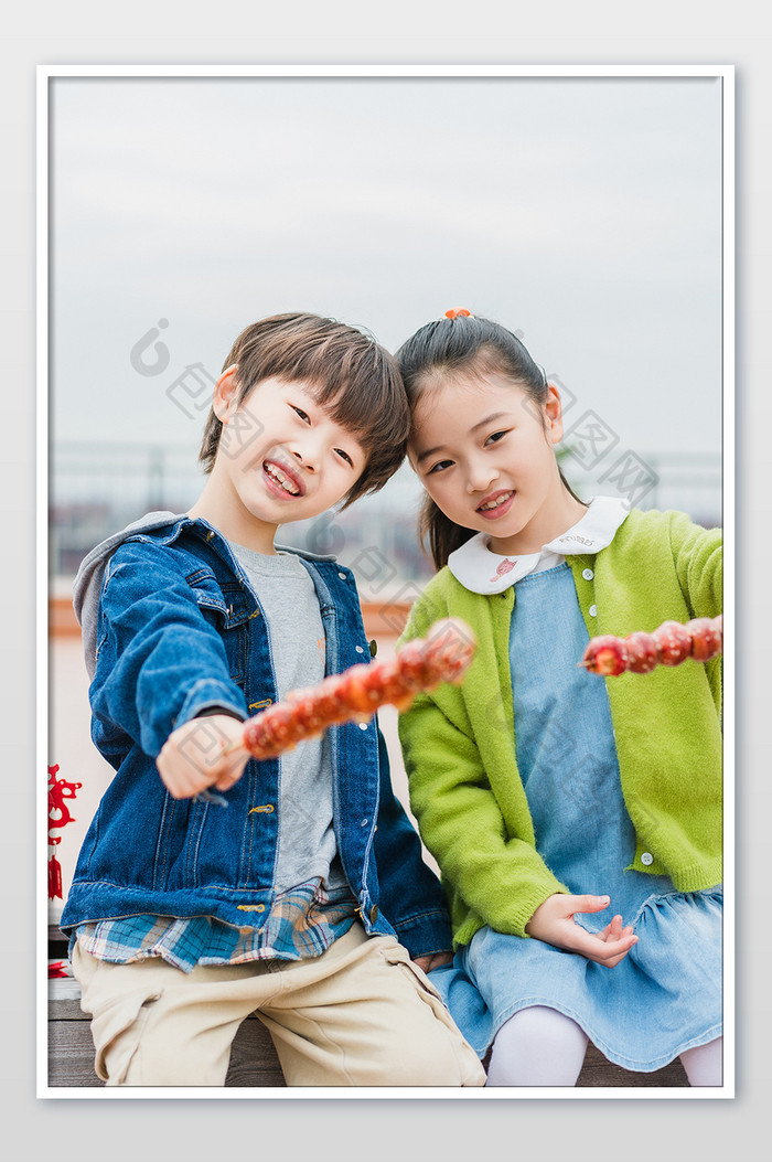 欢乐喜庆男女童拿糖葫芦摄影图片