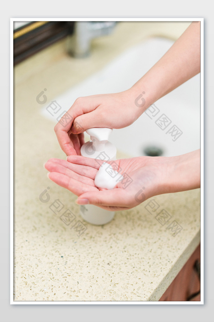 手挤简洁洗面奶摄影图片