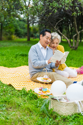 清新老年夫妇相互依靠阅读摄影照片