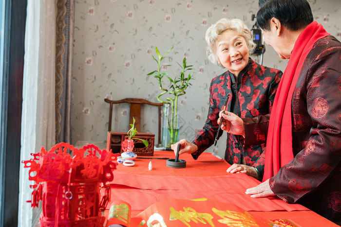 新年爷爷奶奶拿毛笔蘸墨水摄影图片