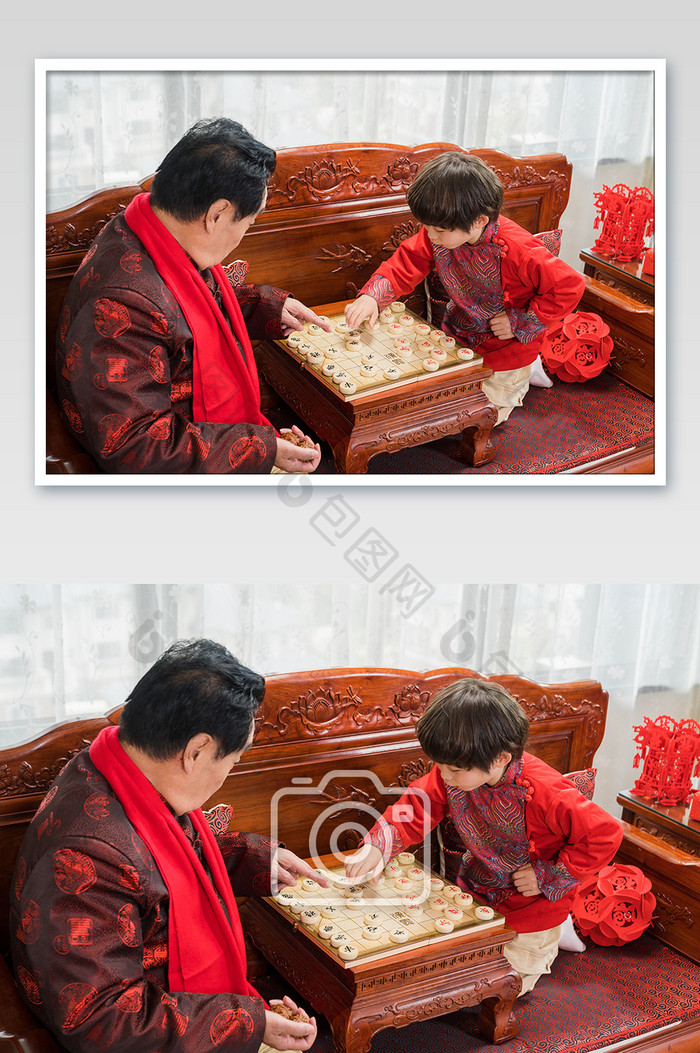 新年爷爷教孙子下象棋摄影图片