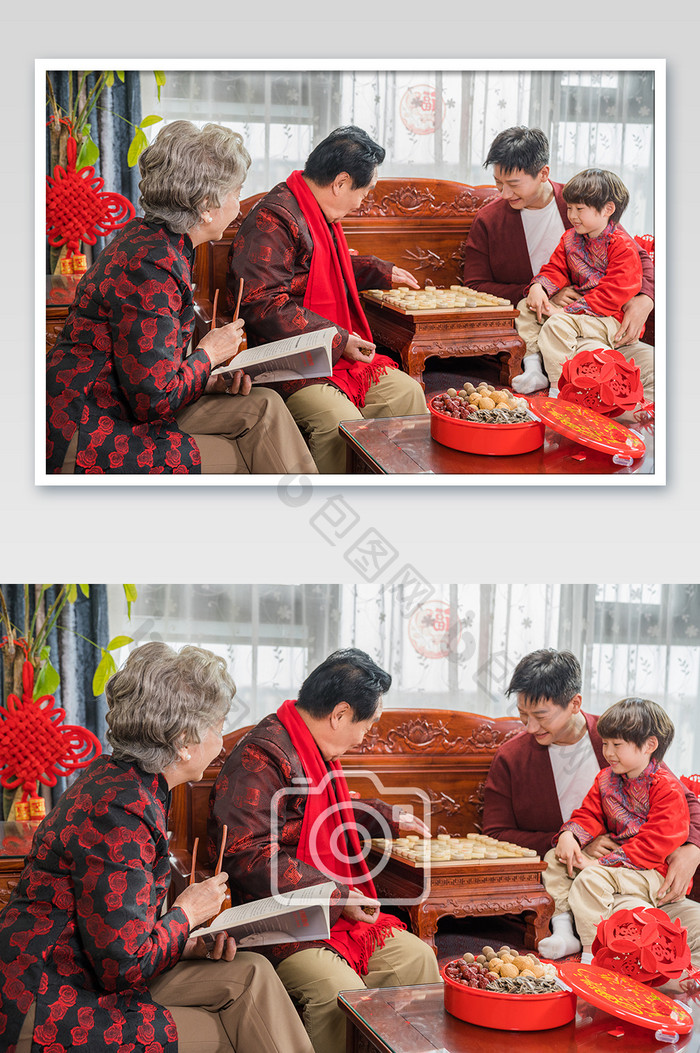 新年全家人客厅下象棋摄影图片