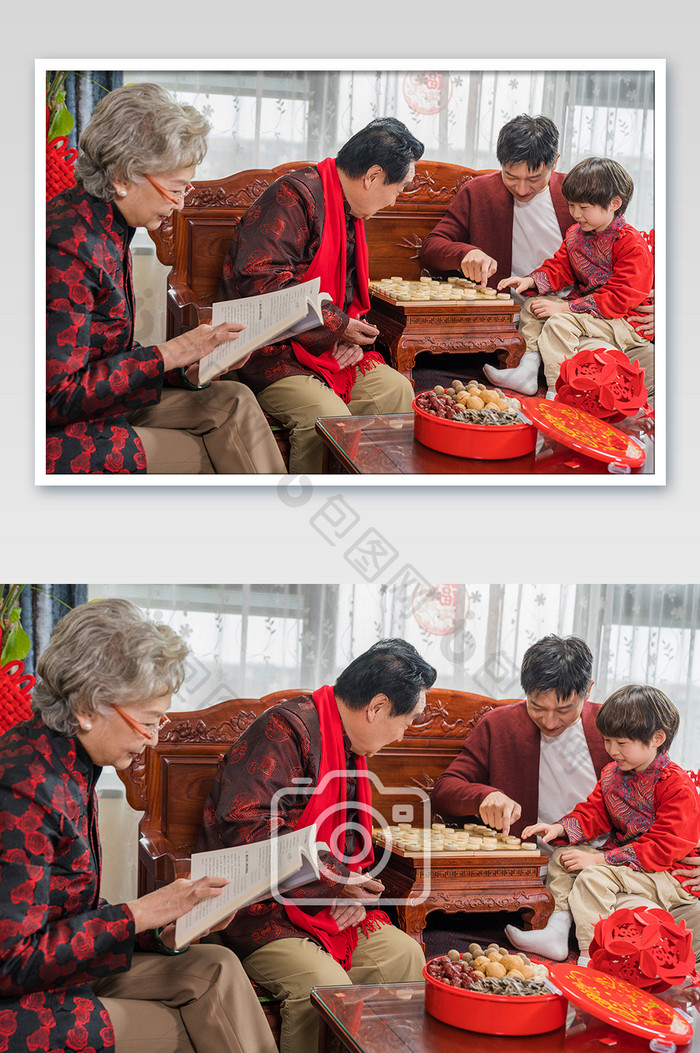 新年全家人客厅教孙子下象棋摄影图片