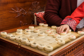 新年男孩在爸爸的指点下象棋摄影图片