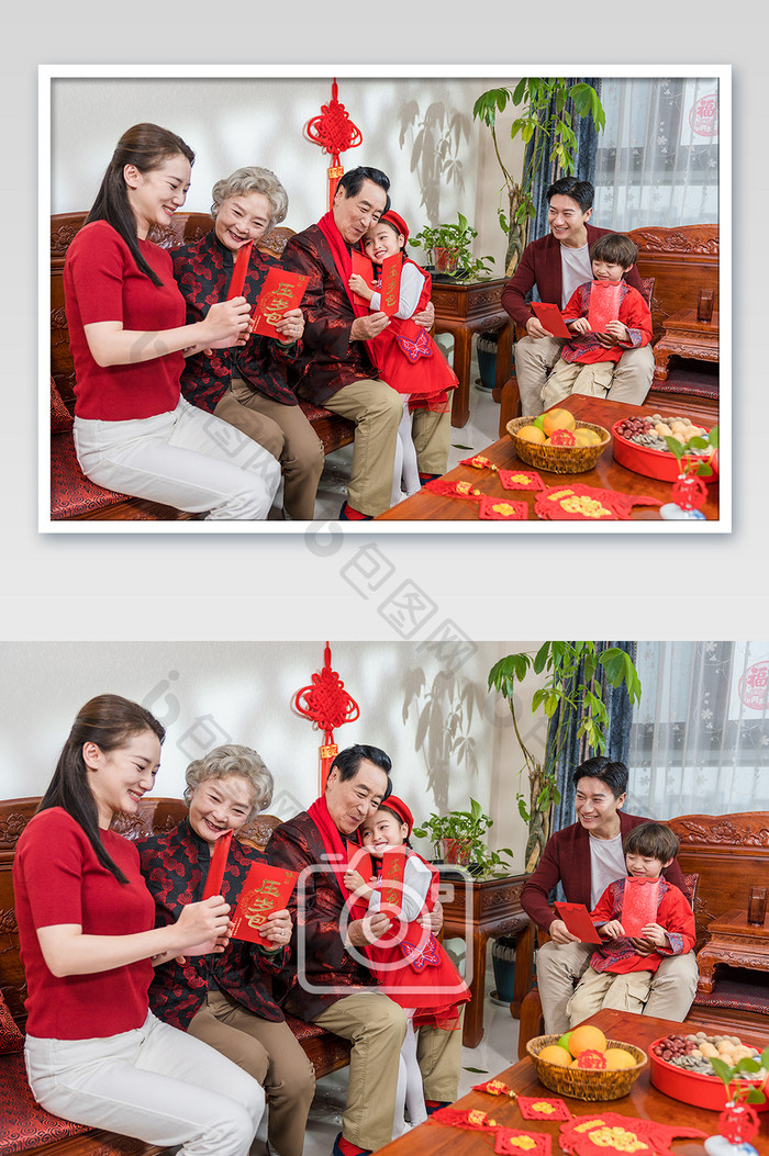 新年全家人客厅收红包摄影图片