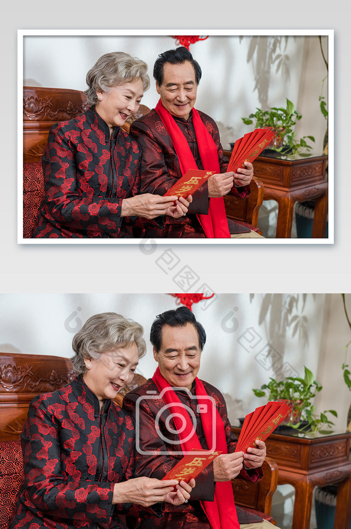 新年爷爷奶奶欢乐发红包摄影图片